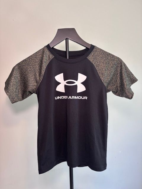Black Under Armour Boys SS Shirt, 7