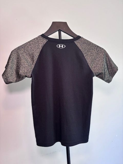 Black Under Armour Boys SS Shirt, 7